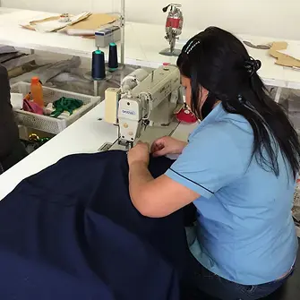 Persona cosiendo con maquina